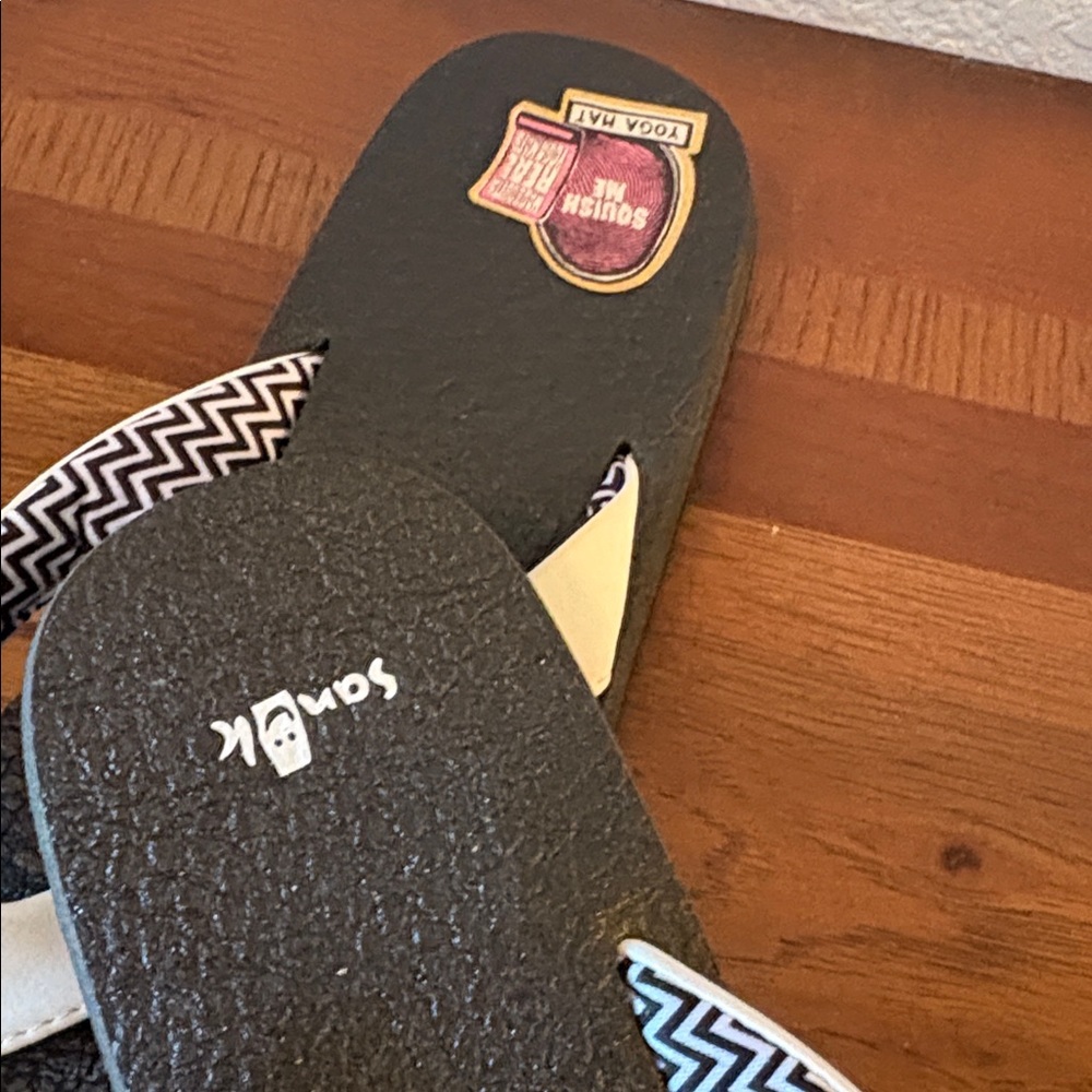 Sanuk Sandals Brand New - Picture 2 of 3